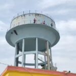 लखीमपुर - लखीमपुर खीरी: कोर्ट के आदेश पर घर गिराने पहुंची प्रशासन की टीम, किसान परिवार समेत टंकी पर चढ़ा