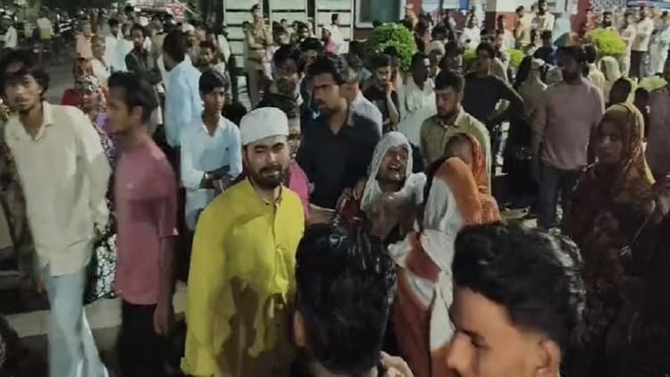 Aligarh: - Aligarh: नमाज पढ़कर लौटे युवक की चाकू से वार कर हत्या, परिजनों ने किया हंगामा, मुख्य आरोपी हिरासत में