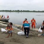 UP: विदेशी - UP: विदेशी भक्त जानते हैं यमुना की अहमियत, घाटों पर इसलिए कर रहे सफाई; ये तस्वीर खूब हो रही वायरल