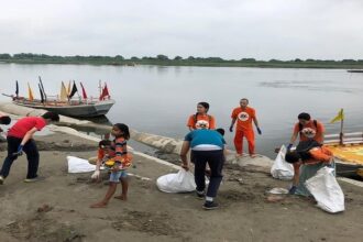 UP: विदेशी - UP: विदेशी भक्त जानते हैं यमुना की अहमियत, घाटों पर इसलिए कर रहे सफाई; ये तस्वीर खूब हो रही वायरल