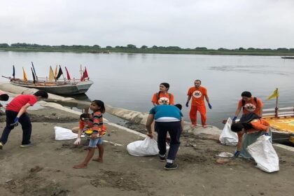 UP: विदेशी - UP: विदेशी भक्त जानते हैं यमुना की अहमियत, घाटों पर इसलिए कर रहे सफाई; ये तस्वीर खूब हो रही वायरल