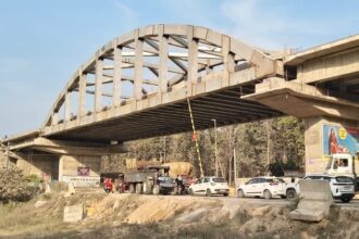 Lakhimpur - Lakhimpur Kheri News: बंद फाटक से बढ़ी दूरी, लोग बेहाल