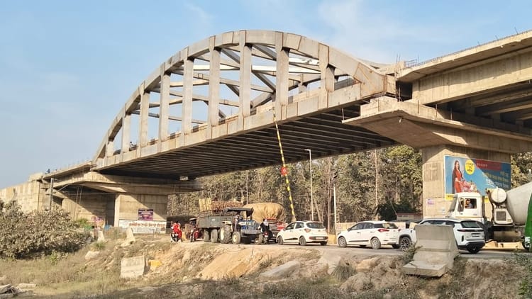 Lakhimpur - Lakhimpur Kheri News: बंद फाटक से बढ़ी दूरी, लोग बेहाल