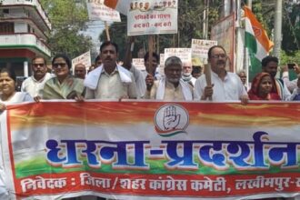 Lakhimpur - Lakhimpur Kheri News: मजदूरों का भुगतान अटका... कांग्रेस ने किया विरोध