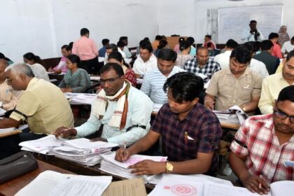 UP Board: - UP Board: आज से 250 केंद्रों पर शुरू होगा 10वीं और 12वीं की कॉपियों का मूल्यांकन; काम में लगे 1.53 लाख कर्मी