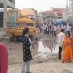 Lakhimpur - Lakhimpur Kheri News: निर्माणाधीन कॉरिडोर परिसर में शिवमंदिर के रास्ते में भरा कीचड़