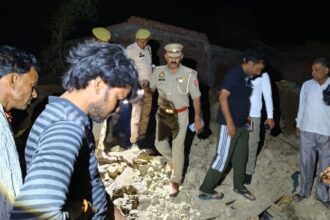 मैनपुरी - मैनपुरी में बड़ा हादसा: रात में गिरा टीनशेड, बालक समेत तीन की मौत, तीन लोग हुए घायल