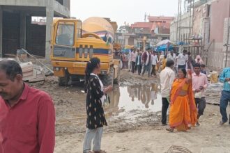 Lakhimpur - Lakhimpur Kheri News: निर्माणाधीन कॉरिडोर परिसर में शिवमंदिर के रास्ते में भरा कीचड़