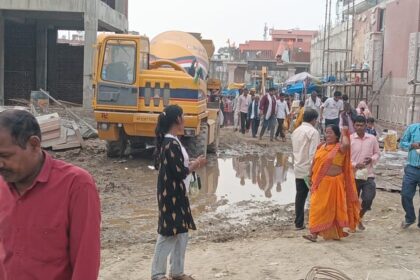 Lakhimpur - Lakhimpur Kheri News: निर्माणाधीन कॉरिडोर परिसर में शिवमंदिर के रास्ते में भरा कीचड़