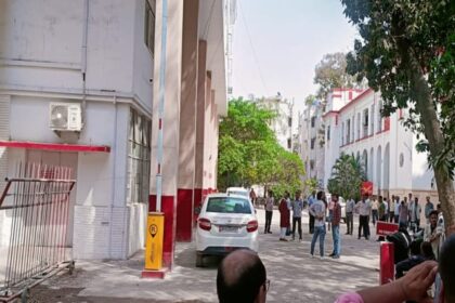 Prayagraj: - Prayagraj: प्रयागराज के प्रधान डाकघर को बम से उड़ाने की धमकी, मची अफरा-तफरी, कर्मचारी बाहर भागे