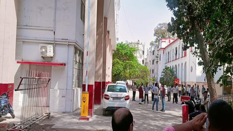 Prayagraj: - Prayagraj: प्रयागराज के प्रधान डाकघर को बम से उड़ाने की धमकी, मची अफरा-तफरी, कर्मचारी बाहर भागे