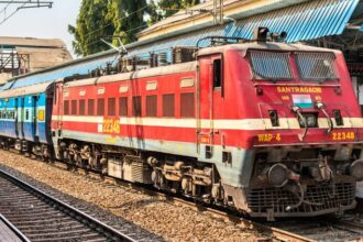 UP: रेलवे - UP: रेलवे ने चलाया विशेष चेकिंग अभियान, 21 ट्रेनों में 112 यात्री बेटिकट पकड़े, जुर्माना वसूला