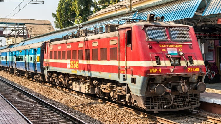 UP: रेलवे - UP: रेलवे ने चलाया विशेष चेकिंग अभियान, 21 ट्रेनों में 112 यात्री बेटिकट पकड़े, जुर्माना वसूला