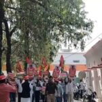 Lakhimpur - Lakhimpur Kheri: गैस सिलिंडर किल्लत पर सपा कार्यकर्ताओं का हल्ला, कलक्ट्रेट में किया प्रदर्शन