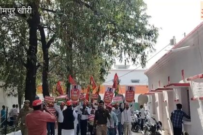 Lakhimpur - Lakhimpur Kheri: गैस सिलिंडर किल्लत पर सपा कार्यकर्ताओं का हल्ला, कलक्ट्रेट में किया प्रदर्शन