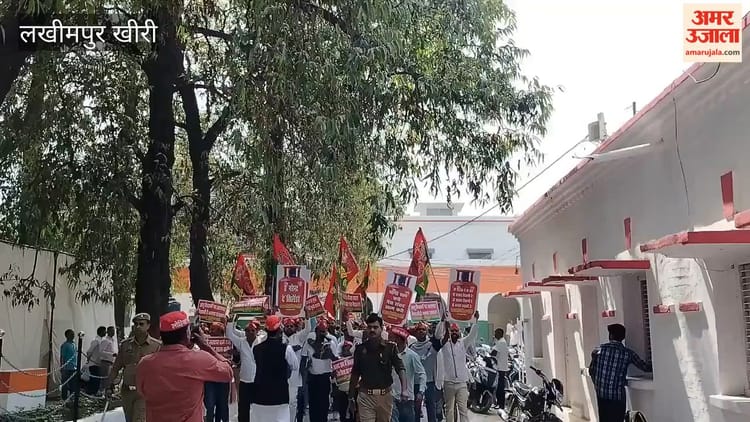 Lakhimpur - Lakhimpur Kheri: गैस सिलिंडर किल्लत पर सपा कार्यकर्ताओं का हल्ला, कलक्ट्रेट में किया प्रदर्शन