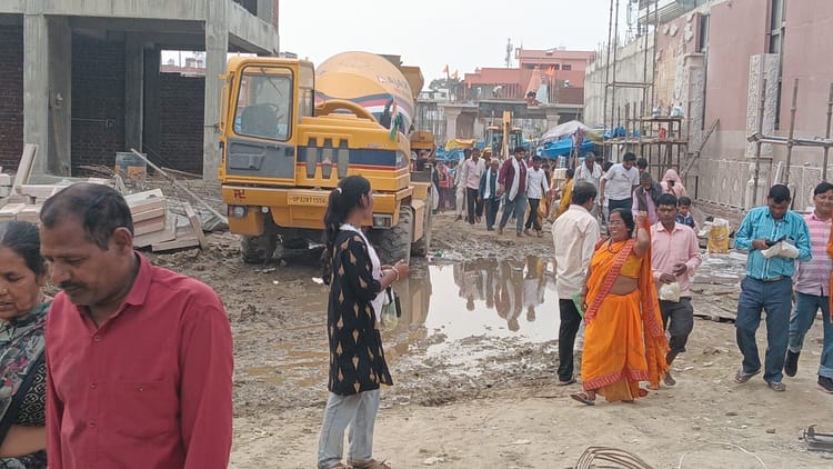 Lakhimpur - Lakhimpur Kheri News: निर्माणाधीन कॉरिडोर परिसर में शिवमंदिर के रास्ते में भरा कीचड़