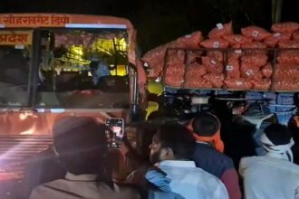 Hathras - Hathras Accident: रोडवेज बस व आलू लदा ट्रैक्टर ट्रॉला भिड़े, मची चीख-पुकार, घायल जिला अस्पताल में भर्ती