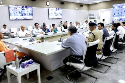 यूपी: - यूपी: सीएम योगी बोले- शांतिपूर्ण ढंग से हो ईद और नवरात्र का त्योहार, अपराधियों में बना रहे वर्दी का खौफ