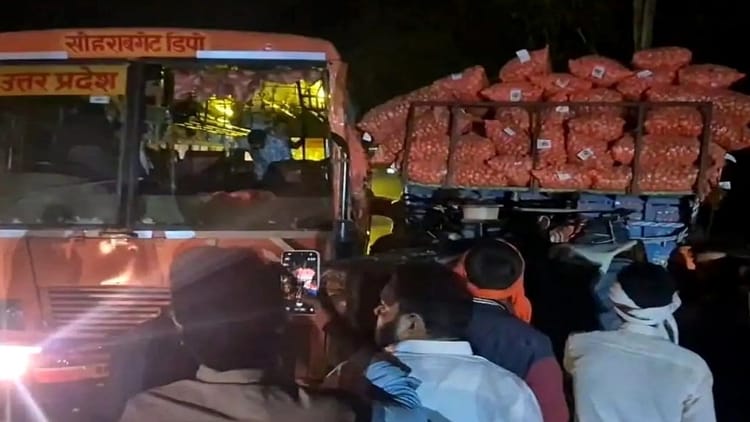Hathras - Hathras Accident: रोडवेज बस व आलू लदा ट्रैक्टर ट्रॉला भिड़े, मची चीख-पुकार, घायल जिला अस्पताल में भर्ती