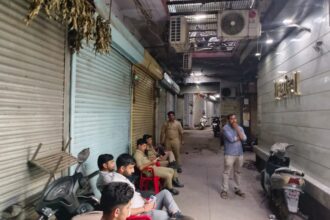 UP: मथुरा - UP: मथुरा के सर्राफा बाजार में आयकर की बड़ी कार्रवाई, समृद्धि ज्वैलर्स के पांच ठिकानों पर दी दबिश