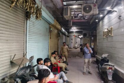 UP: मथुरा - UP: मथुरा के सर्राफा बाजार में आयकर की बड़ी कार्रवाई, समृद्धि ज्वैलर्स के पांच ठिकानों पर दी दबिश