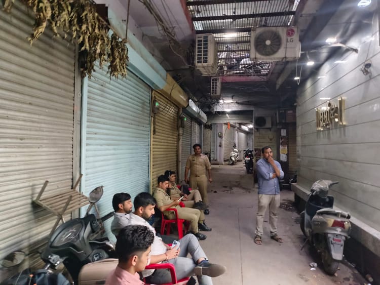 UP: मथुरा - UP: मथुरा के सर्राफा बाजार में आयकर की बड़ी कार्रवाई, समृद्धि ज्वैलर्स के पांच ठिकानों पर दी दबिश