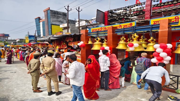 Chaitra - Chaitra Navratri: नवरात्र के पहले दिन मंदिरों में लगी भक्तों की कतार, बरेली मंडल में छाया भक्ति का उल्लास