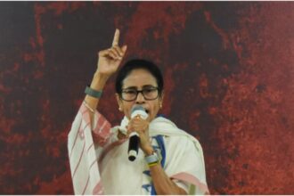 West - West Bengal: 50 से ज्यादा प्रशासनिक अधिकारियों के तबादले पर सीएम ममता ने भाजपा को घेरा, बताया अघोषित आपातकाल