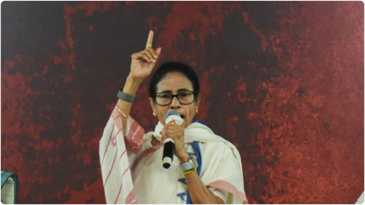West - West Bengal: 50 से ज्यादा प्रशासनिक अधिकारियों के तबादले पर सीएम ममता ने भाजपा को घेरा, बताया अघोषित आपातकाल