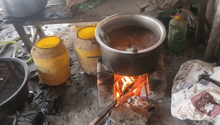 गैस सिलिंडर - गैस सिलिंडर का संकट बरकरार: लोग लंबी कतारों में खड़े होने को मजबूर, कई ढाबे-होटल बंद होने की कगार पर