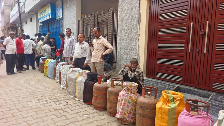 Lakhimpur - Lakhimpur Kheri News: स्टॉक पूरा, वितरण व्यवस्था अधूरी... उपभोक्ता परेशान