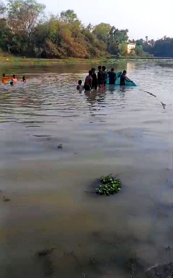 यूपी: - यूपी: सुल्तानपुर में दर्दनाक हादसा, तालाब में नहाने गए तीन किशोर पानी में गिरे; दो की डूबकर मौत