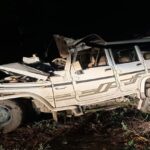 यूपी - यूपी में बड़ा हादसा: आगरा में पेड़ से टकराई श्रद्धालुओं की बोलेरो, पिता-पुत्र समेत पांच की माैत; चार लोग घायल