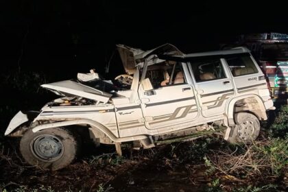 यूपी - यूपी में बड़ा हादसा: आगरा में पेड़ से टकराई श्रद्धालुओं की बोलेरो, पिता-पुत्र समेत पांच की माैत; चार लोग घायल