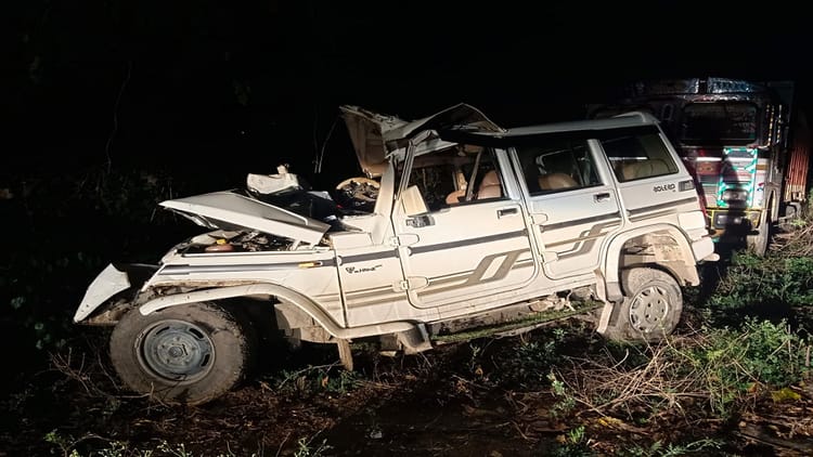 यूपी - यूपी में बड़ा हादसा: आगरा में पेड़ से टकराई श्रद्धालुओं की बोलेरो, पिता-पुत्र समेत पांच की माैत; चार लोग घायल