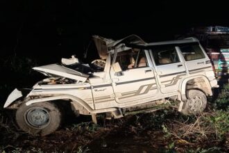 यूपी - यूपी में बड़ा हादसा: आगरा में पेड़ से टकराई श्रद्धालुओं की बोलेरो, पिता-पुत्र समेत पांच की माैत; चार लोग घायल