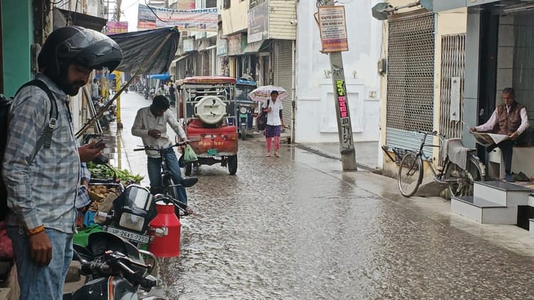 Weather - Weather Update: बरेली समेत आसपास के जिलों में तेज हवा के साथ बारिश, खीरी में गिरे ओले, फसलों को नुकसान