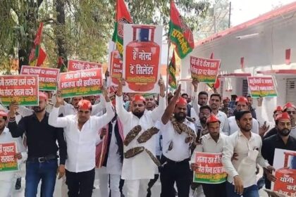 Lakhimpur - Lakhimpur Kheri News: गैस संकट पर सपा का हल्ला बोल, कलक्ट्रेट में प्रदर्शन