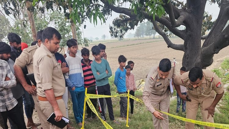Hathras: - Hathras: मेला देखने गए युवक का शव रजवाहे किनारे मिला, गले-चेहरे पर चोट के निशान, हत्या का आरोप