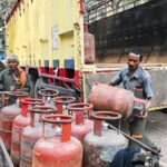 एलपीजी - एलपीजी संकट: सूरत के प्रवासी मजदूर लौट रहे गांव, रसोई गैस 500 रुपये किलो; उद्योगों में श्रमिकों की कमी बढ़ी