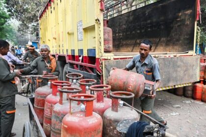 एलपीजी - एलपीजी संकट: सूरत के प्रवासी मजदूर लौट रहे गांव, रसोई गैस 500 रुपये किलो; उद्योगों में श्रमिकों की कमी बढ़ी