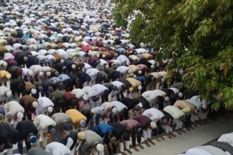 Eid 2026: - Eid 2026: बरेली में कड़ी सुरक्षा के बीच हजारों लोगों ने अदा की नमाज, ईदगाहों में छाई रौनक; देखें तस्वीरें