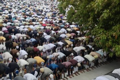 Eid 2026: - Eid 2026: बरेली में कड़ी सुरक्षा के बीच हजारों लोगों ने अदा की नमाज, ईदगाहों में छाई रौनक; देखें तस्वीरें