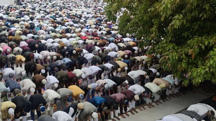 Eid 2026: - Eid 2026: बरेली में कड़ी सुरक्षा के बीच हजारों लोगों ने अदा की नमाज, ईदगाहों में छाई रौनक; देखें तस्वीरें