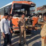 हाईवे - हाईवे पर भीषण हादसा: खड़े ट्रक से टक्कर के बाद बस के अगले हिस्से के उड़े परखच्चे, चालक की मौत, नौ यात्री घायल