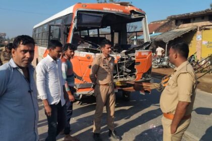 हाईवे - हाईवे पर भीषण हादसा: खड़े ट्रक से टक्कर के बाद बस के अगले हिस्से के उड़े परखच्चे, चालक की मौत, नौ यात्री घायल