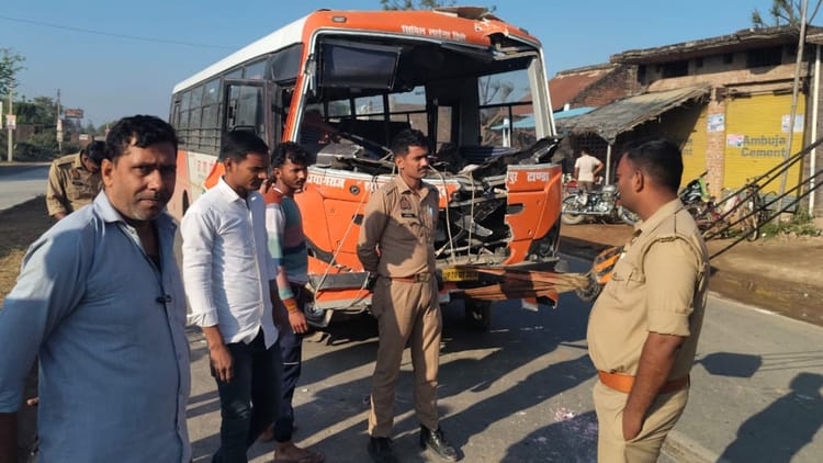 हाईवे - हाईवे पर भीषण हादसा: खड़े ट्रक से टक्कर के बाद बस के अगले हिस्से के उड़े परखच्चे, चालक की मौत, नौ यात्री घायल