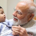 PM Modi: - PM Modi: नन्हे मेहमान के साथ 'प्रधानसेवक', सोशल मीडिया पर वायरल है बच्चे के साथ पीएम मोदी की यह तस्वीर