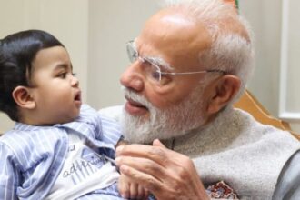 PM Modi: - PM Modi: नन्हे मेहमान के साथ 'प्रधानसेवक', सोशल मीडिया पर वायरल है बच्चे के साथ पीएम मोदी की यह तस्वीर
